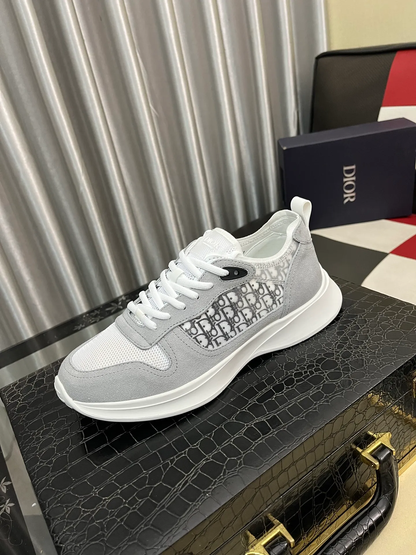 Men's shoes💰: 360⌚️⌚️Dior】Dior's new men's genuine leather casual shoes, the highest version on the market, any comparison is welcome🆚! The original leather has excellent texture and is super high-end! Fetal sheep net lining imported from Italy, removable pad! Luxurious materials and fine workmanship, highly recommended! Code number: 38-444️⃣Colors available